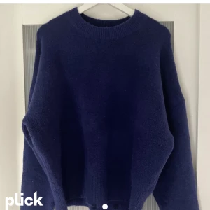 Blå stickad tröja  - Säljer denna blå stickade tröja ifrån zara. Bra skick då den är använd endast ett fåtal gånger, lite smått nopprig bara💙
