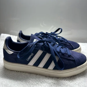Adidas campus skor - Använt ett fåtal gånger men vill sälja då dem är för små för mig. Dem är i mycket gott skick. Ordinarie priset är 1200, säljer för 600. Priset går att diskutera vid snabb affär! 🫶🏻Storlek US 5, vilket motsvarar 37 1/3. 