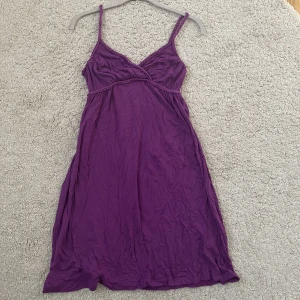 Klänning  - Lila klänning - Storlek 42 men sitter som en M - Ordinare från H&M - Köparen betalar för frakt - Inga returer - Betalning via köp direkt 