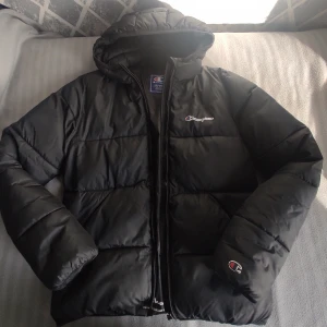 Champion jacka  - Champion svart jacka för vintern I väldigt bra skick 