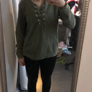 Tröja - Jätte fin men lite för öppet för mig
