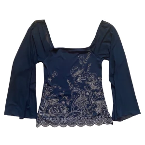 vintage topp  - tröja med fyrkantig cut och mesh ärmar. så fin!!! 😍 köparen står för frakt. 💕