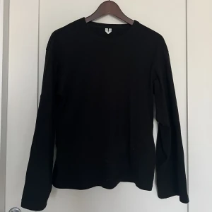 Arket - tröja - Långärmad svart tröja från Arket - aldrig använd🖤