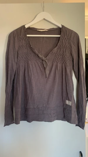 Odd Molly - Långärmad tröja  - Långärmad tröja i nyskick från Odd Molly. Storlek 1 (S). Fina detaljer på ärm samt bröst. Något stor i storleken, passar mig som har storlek M och D-kupa.   Material: 100% bomull 