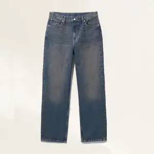 Skitfeta weekday jeans i modellen galaxy Loose straight. De är storleken 33/30 och sitter baggy och har en jätte snygg wash!