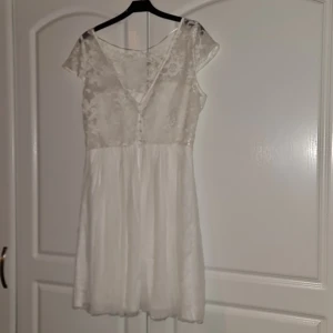 Mycket amvänbar klänning - Jättevacker klänning som kan användas till bröllop,dop,skolavslutning,studenten m.m.Mycket använbar. Aldrig använd.