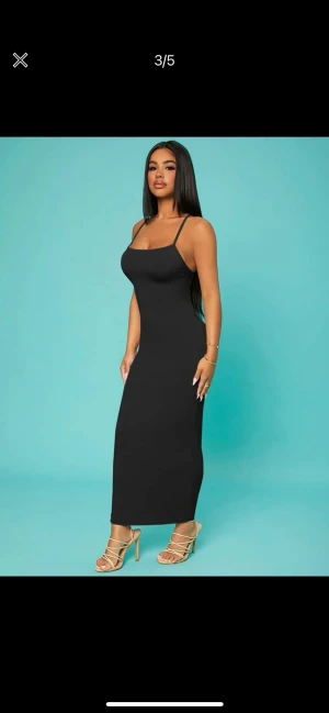 Svart klänning  - Säljer denna populära klänning från shein!🤍 Lapp finns fortfarande kvar. Köpte den för 89kr🤍säljer pga att den aldrig kom till användning. Köparen står för frakten!