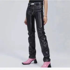 Säljer dessa as snygga och trendiga jeans från eytys som jag köpe i butik i julas💘 fint skick med tags och allt kvar på byxorna❤️