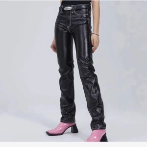 Eytys jeans  - Säljer dessa as snygga och trendiga jeans från eytys som jag köpe i butik i julas💘 fint skick med tags och allt kvar på byxorna❤️