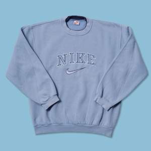 Skitsnygg vintage Nike Sweatshirt som jag köpte på payday vintage för ca 800kr och säljer för 400kr exklusive frakt. Säljer då jag växt ut den. Jättefint skick!!!