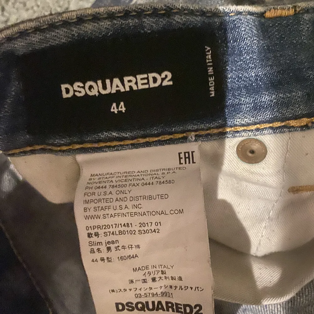 Jag säljer min äkta Dsquared 2 byxor, för att de är alldeles för små för mig.  Jag har tyvärr inget kvitto men köpta på farfetch.  Skriv om ni vill ha fler bilder!  Gör enentult att pruta . Jeans & Byxor.