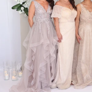 Klänningar till salu  - Klänning 1 och 3 är till salu.  Båda är storlek S kan passa folk med storlek 34/36 och 36/38.  Längd: 160-170cm  Säljer för 3000kr/st pris kan diskuteras vid snabbaffär. 