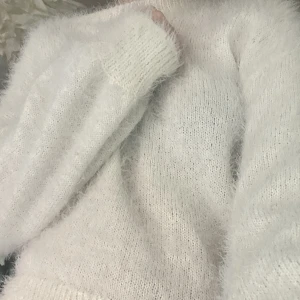 Vit fluffig tröja  - Nyskick. Jäääättefluffig.