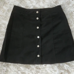 Kjol - Helt ny svart kjol.