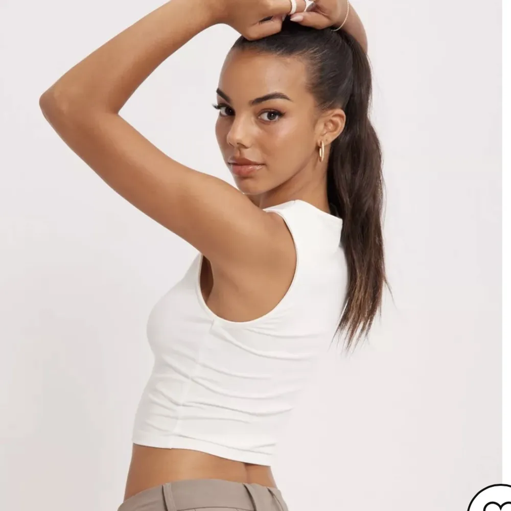Jättesnygg vit topp från Nelly Trend💕har aldrig använt den! Storlek: M. Nypris: 229 kr . Puserot.