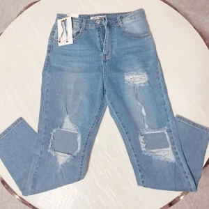 nya jens  - Nya jeans oanvända prislapp på . köpta för 580 säljer dem för endast 320kr . jeansen är väldigt stretchiga och bekväma . dem är i storlek 36 men hade passat en mindre och större storlek eftersom att dem är väldigt stretchiga 