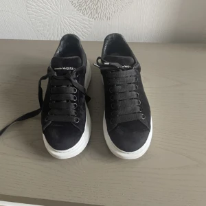 Alexander McQueen skor - Säljer mina knappt använda Alexander McQueen skor då dom är för små på mig. Orginalpris 5200kr.