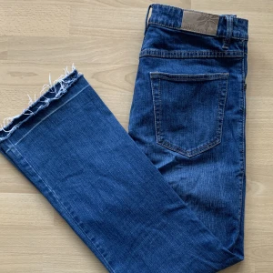 Jeans flash  - Jeans från flash som inte längre går att hitta i butik Mörkblå  Broderi på högra benet Storlek 42 (ca W32 L30) 