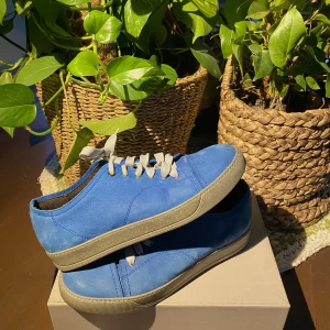 Lanvin Blue Suede Deconstructed Sneaker - Hej, säljer ett par sjukt snygga Lanvins med blå mocka. De är i väldigt bra skick. Storlek 10 men lanvins är stora så True To Size runt 45,5-47. Har dustbag från köp. Nypris 609 Dollars på Hypebeast. Priset är inte hugget i sten. Hör av dig vid intresse!