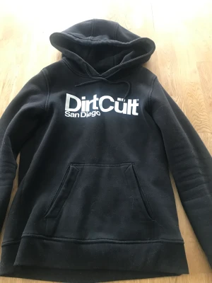 Dirtcult hoodie - Säljer denna dirtcult hoodien den e i bra skick storlek L men sitter som e s-m då dom e lite små i storlekarna 