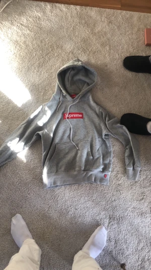 Hoodie  - Har ingen användning till dom längre men snygga, inga skador och inga fläckar, säljer båda för 300 st