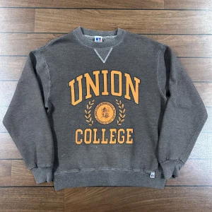 Russel Union college - Snygg vintage tröja från Russel Athletic! Storlek S! Bara att skriva om du undrar över något🙏