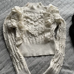 Stickad tröja från Zara - Jag säljer min vita stickade tröja från zara i storlek M (sitter som en xs-s). Säljer för 150kr💕Knappt använd.   Säljer även min svarta i storlek S så köp en för 150 eller båda för 250kr 💕💕🙌🏽  Kan antingen mötas upp i Göteborgsområdet eller frakta.