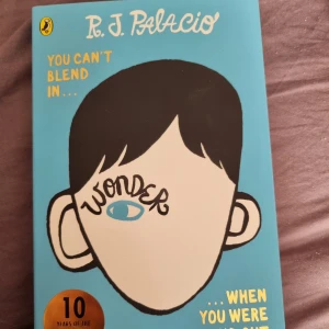 Wonder - bok på engelska  - August är 10 och har en ansiktsdeformation. Han har varit hemskolad tidigare men nu ska han börja skola påriktigt. En fin och sirglig historia om att vara annorlunda. Finnd film av samma namn  Första sidsn har blivit skuren fel och är därför vikt