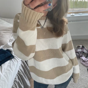  Brandy Melville brianna sweater - säljer denna superfina stickade tröjan från Brandy Melville i modellen ”Brianna”. mycket fint skick. hör av er vid frågor💓