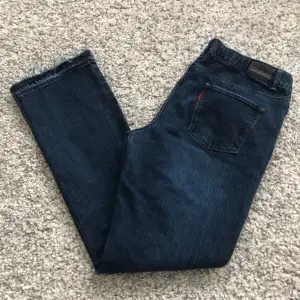 Raka Levis jeans men låg midja. Passar den med storlek 36/38 som är ca 165cm. Skriv för fler bilder💕