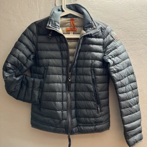 Parajumper daytripper dam  - Säljer nu en parajumper daytripper lättviktsjacka. Använd ungefär 3 gånger och är i väldigt fint skick. På ena armen är det ett pytte litet hål som är lagat där med priset. Strl S i dam.