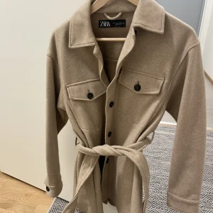 Zara kappa - Säljer denna snygga kappan för 120kr från zara pga flytt🤍