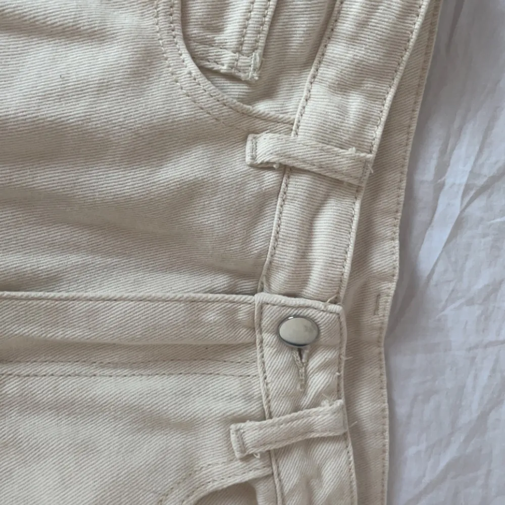Beige aktiva jeans. Har mjukt material på insidan och väldigt bekväma, tjocka så att dom är varma. Högmidjade. Jeans & Byxor.