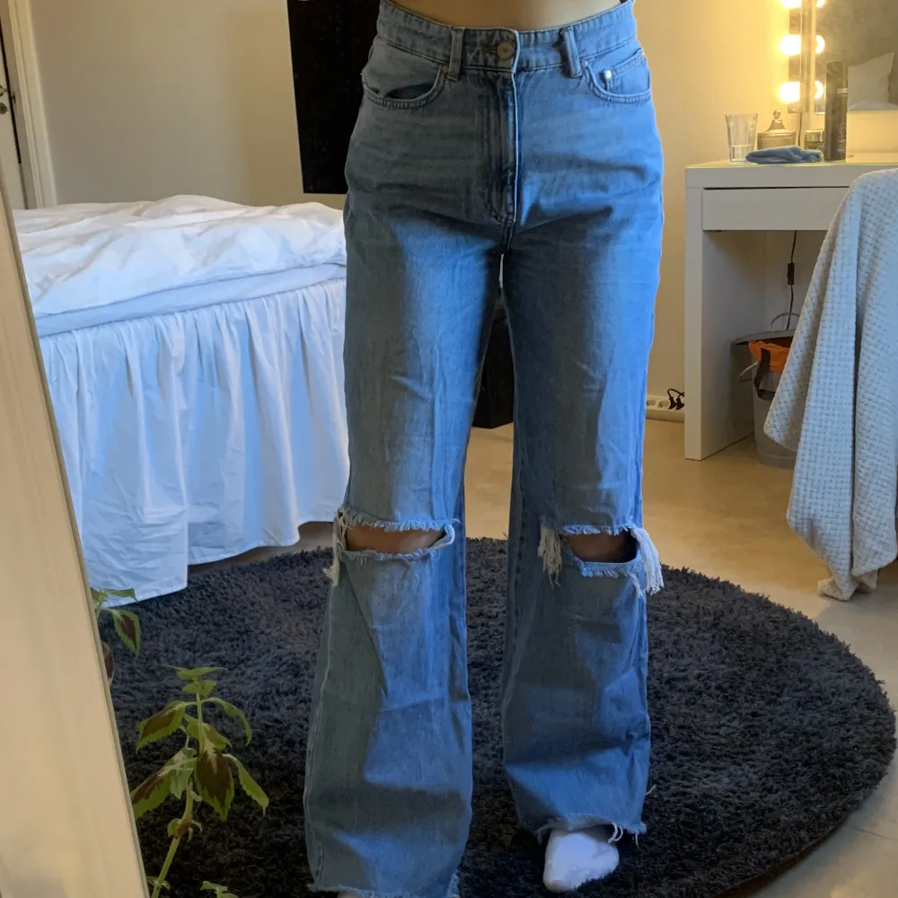 Vida jeans med slitningar på knäna, så snygga och jättesköna men tyvärr för stora för mig.. Jeans & Byxor.