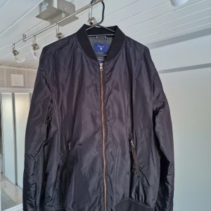 Gant jacka - Helt ny jacka som bara är provad sen har den bara hängt i garderoben 