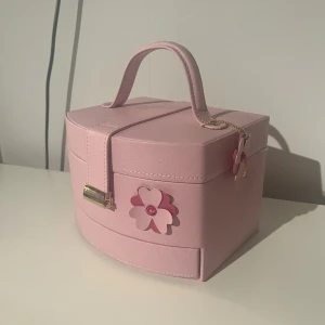 Söt smyckeskrin  - Aldrig använda. Aldrig varit min stil fick av släkting för länge, sen bara varit i en låda. Extremt gullig