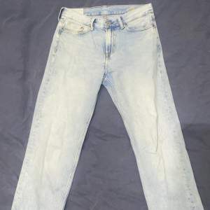 Ett par sköna ljusblå Relaxed fit Jeans Kvalitet ( 8/10 )  säljs på grund av de är för små för mig och att de inte används, skriv om du vill ha bättre bilder på dom. 
