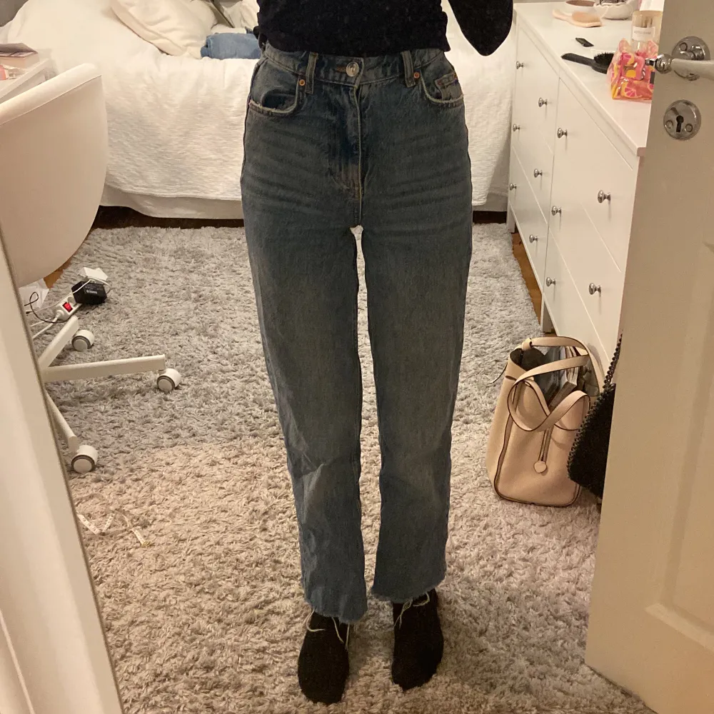 Ett par blåa straight jeans från Gina tricot i storlek 30 (xxs). Fint skick. Säljer då de är för korta för mig. (Är 170). Skriv om ni vill ha fler bilder🥰. Jeans & Byxor.