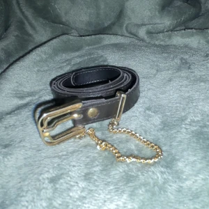 Smalt skärp - Smalt skärp med kedja säljes. 30 kr eller bud.