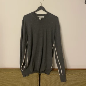 Comme des garcons stickad tröja  - Finstickad tröja från comme des garcons i XL   Inköpt för ca 2 år sedan, sparsamt använd. Lite nopprig på magen men inget som man stör sig på så mycket.  Köparen står för frakt 