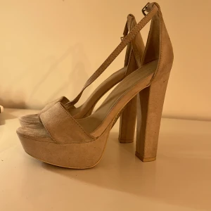  klackskor  - Höga klacksor i storlek 36, beige, använt några gånger