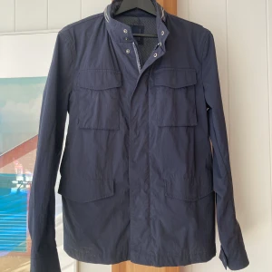 At.p.Co jacka - Riktigt schysst jacka nu till våren från at.p.co ett Italienskt märke. Jackan är inte använd myxket och den har inga flaws förutom att hängaren på jackan är av men det är ej synligt eller påverkar jackan. Säljes pga inte min stil. Storlek S passar M också