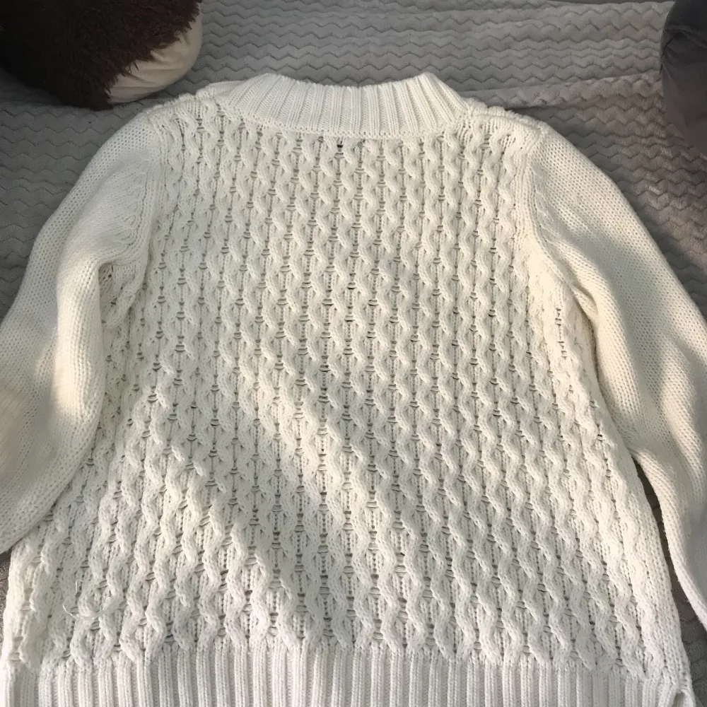 En vit stickad tröja som jag inte använder längre! Fortfarande i fint skick! Det står ingen storlek men skulle säga att det är en S ungefär!❤️ . Stickat.