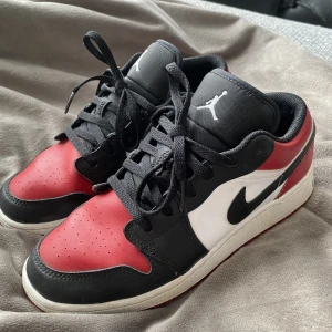 Jordan low - Säljer då dom tyvärr inte används längre, inga defekter. Äkta 💕Köpta för ca 1700.