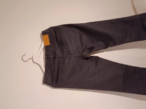 Acne jeans - Svarta Acne Jeans. Model: Hex black ups. Använda kanske 3 gånger. Strl:31/32  relativt SKINNY passform.