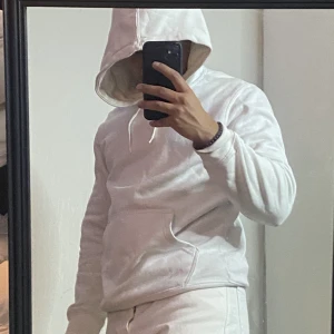 Vit hoodie Weekday - Vit hoodie fårn weekday inga konstigheter!