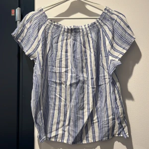 Blus  - Randig blus från HM, kommer inte till användning för mig. 