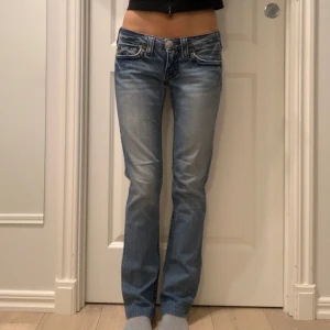 True Religion Jeans - Säljer mina True Religion Jeans i väldigt bra skick. Modell JohnnyBig T. De är lågmidjade och bootcut/straigth. Storlek 27, jag är 170cm för längdreferens. Jag kan skicka fler bilder. Jag kan mötas upp i Stockholm annars står köpare för frakt😊
