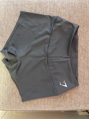 Gymshark shorts  - Säljer mina Gymshark shorts som jag aldrig använt. Dom är i storlek m och Gymshark säljer inte längre dom. Tyget är jätte skönt. 