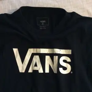 Vans T-shirt i storlek large ”barn storlek” men sitter som en Medium. I använt skick där av priset 